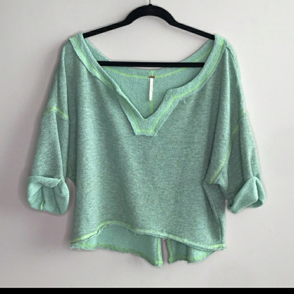FREE PEOPLE Crop speckled split neck pullover sz S